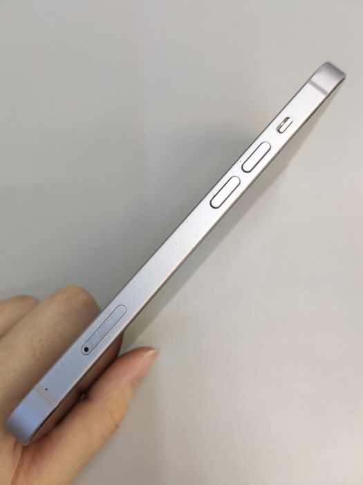 Apple iPhone 14 — photo 3 of 8