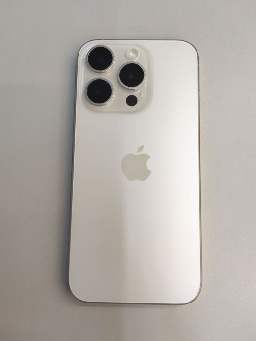 Apple iPhone 15 Pro — photo 2 of 10