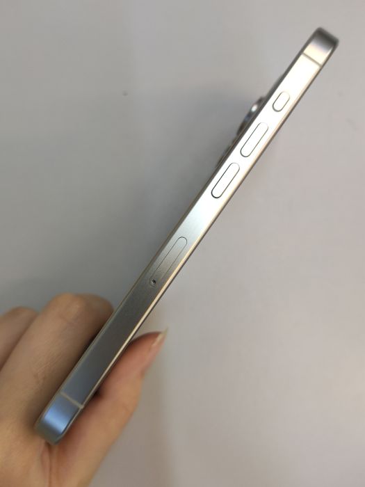 Apple iPhone 15 Pro — photo 3 of 10