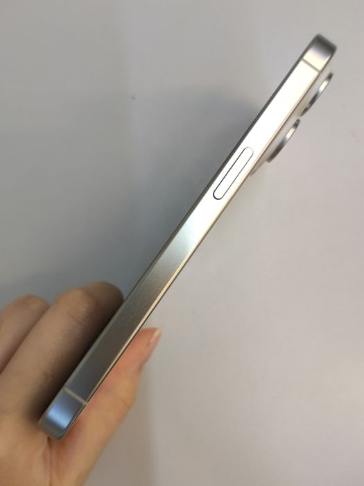 Apple iPhone 15 Pro — photo 4 of 10