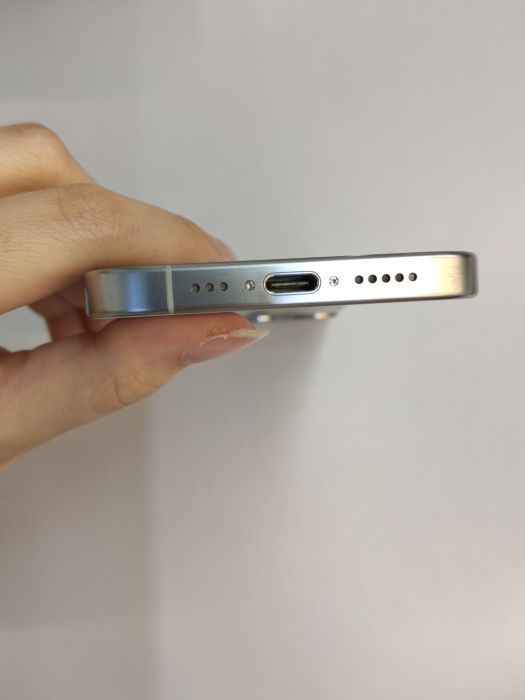 Apple iPhone 15 Pro — photo 5 of 10