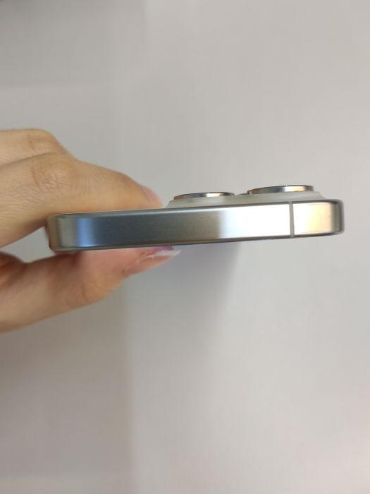 Apple iPhone 15 Pro — photo 6 of 10