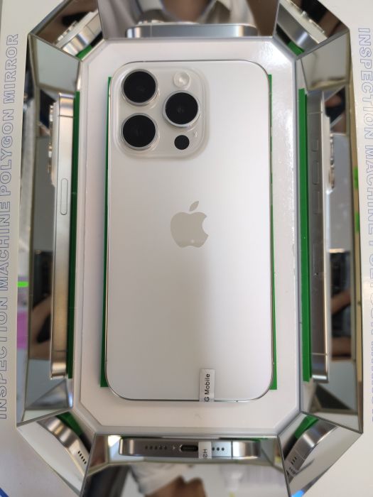 Apple iPhone 15 Pro — photo 2 of 10