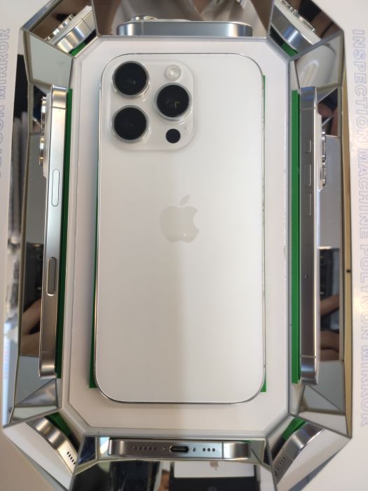 Apple iPhone 16 Pro — photo 2 of 10