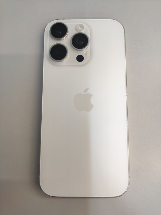 Apple iPhone 16 Pro — photo 4 of 10