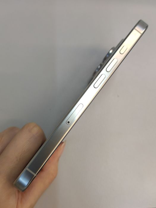Apple iPhone 16 Pro — photo 5 of 10