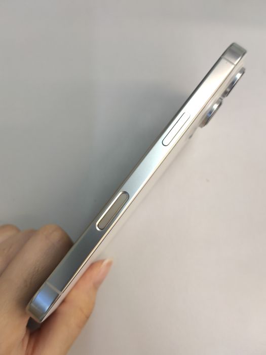 Apple iPhone 16 Pro — photo 6 of 10