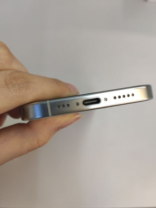 Apple iPhone 16 Pro — photo 7 of 10