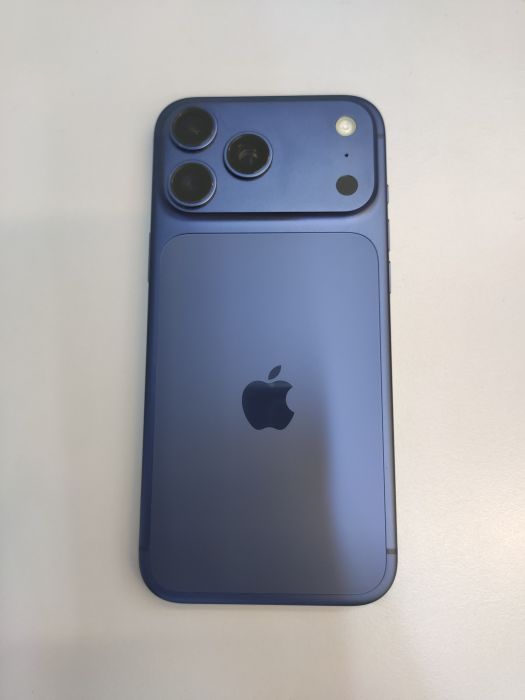 Apple iPhone 17 Pro Max — photo 2 of 8