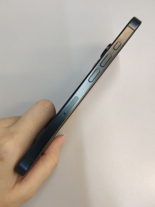 Apple iPhone 16 Pro — photo 3 of 8