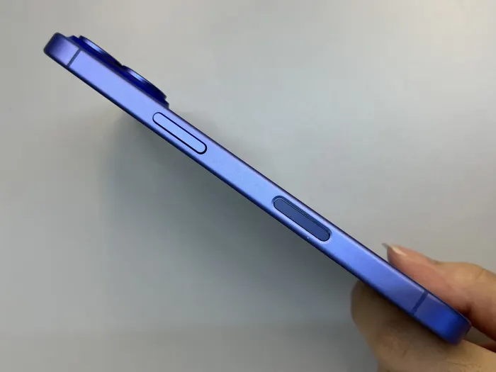 Apple iPhone 16 — photo 6 of 10