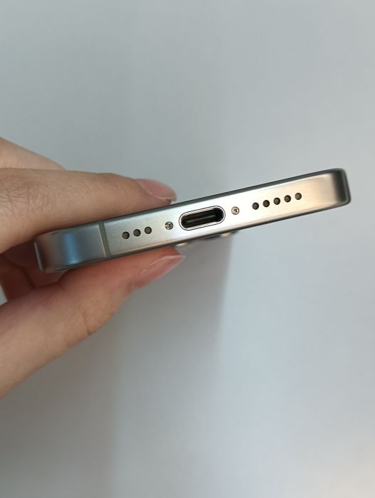 Apple iPhone 15 Pro — photo 4 of 8
