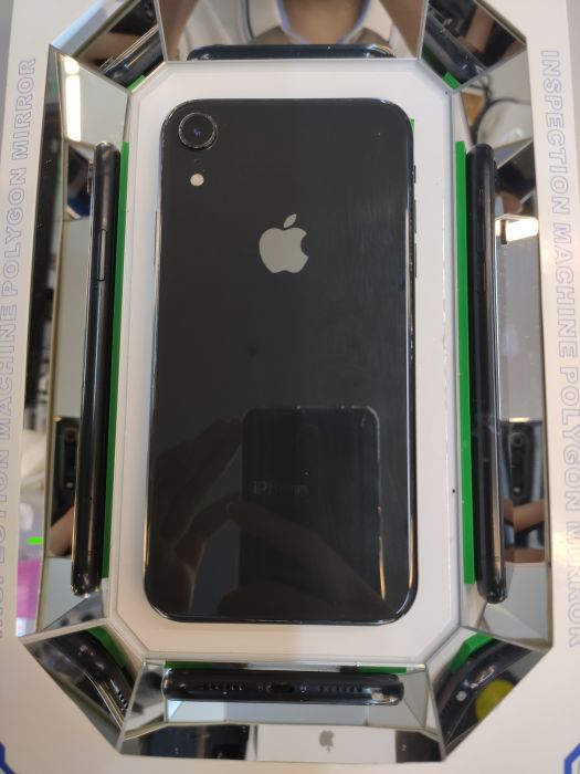 Apple iPhone XR — photo 2 of 10