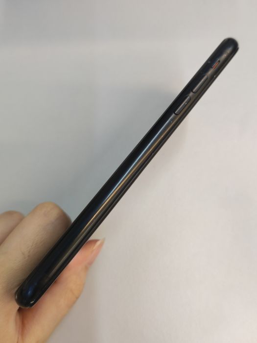 Apple iPhone XR — photo 5 of 10
