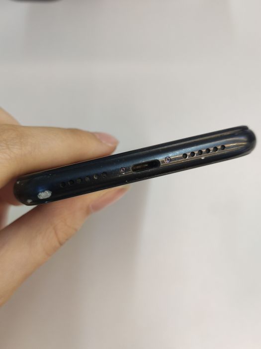 Apple iPhone XR — photo 7 of 10