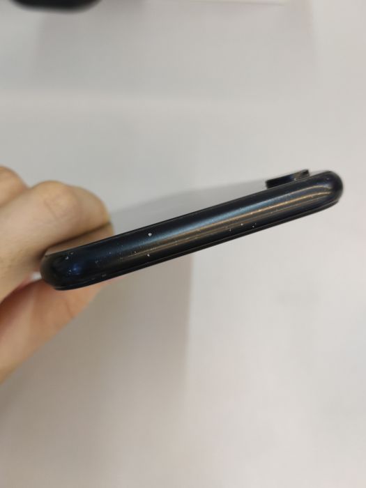 Apple iPhone XR — photo 8 of 10