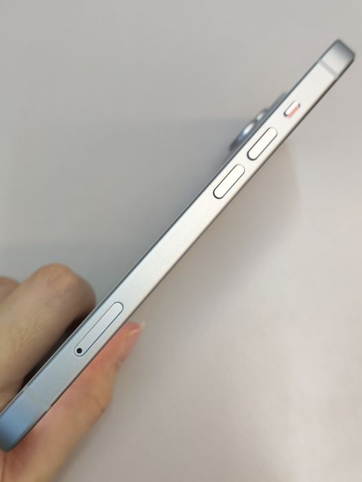 Apple iPhone 15 — photo 3 of 11