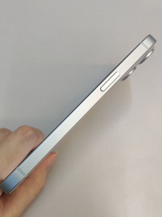 Apple iPhone 15 — photo 4 of 11