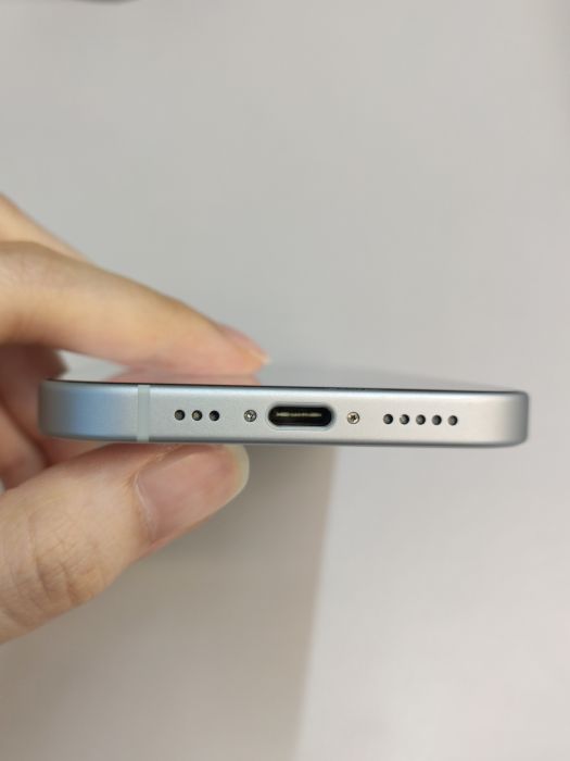Apple iPhone 15 — photo 5 of 11