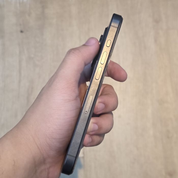 Apple iPhone 15 Pro — photo 2 of 8