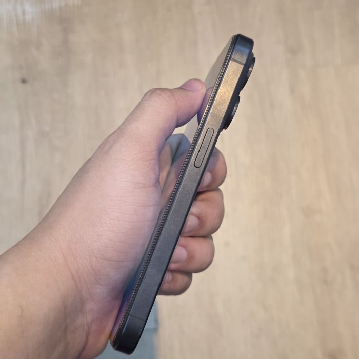 Apple iPhone 15 Pro — photo 3 of 8