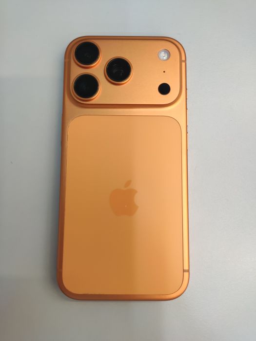 Apple iPhone 17 Pro — photo 2 of 8