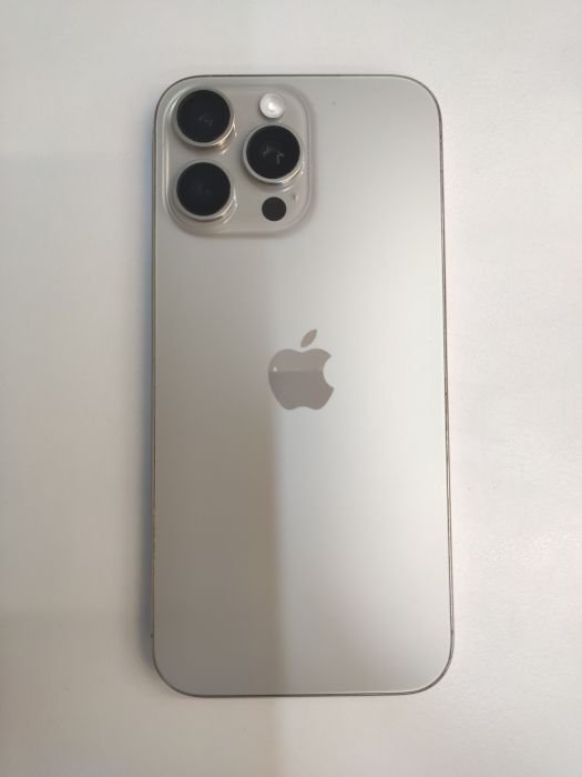 Apple iPhone 16 Pro Max — photo 4 of 10
