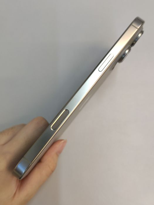Apple iPhone 16 Pro Max — photo 6 of 10