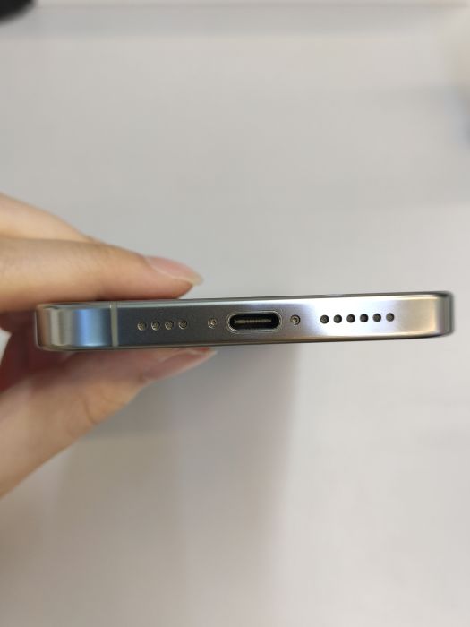 Apple iPhone 16 Pro Max — photo 7 of 10