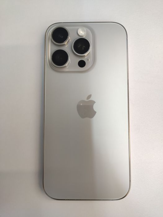 Apple iPhone 16 Pro — photo 2 of 8