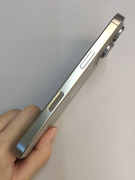 Apple iPhone 16 Pro — photo 4 of 8