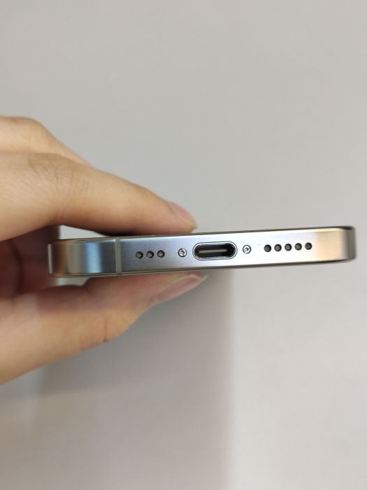 Apple iPhone 16 Pro — photo 5 of 8