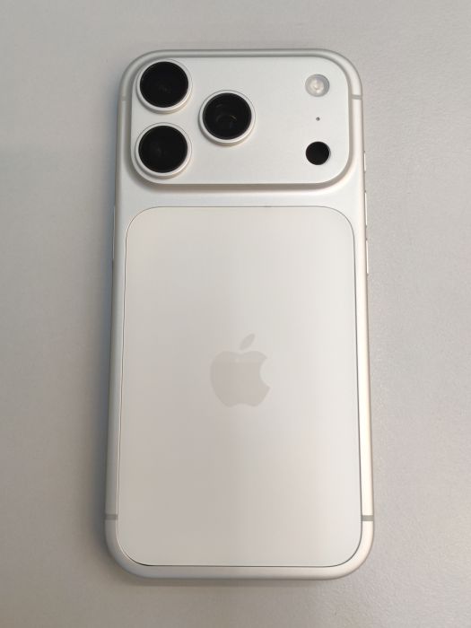 Apple iPhone 17 Pro — photo 2 of 8