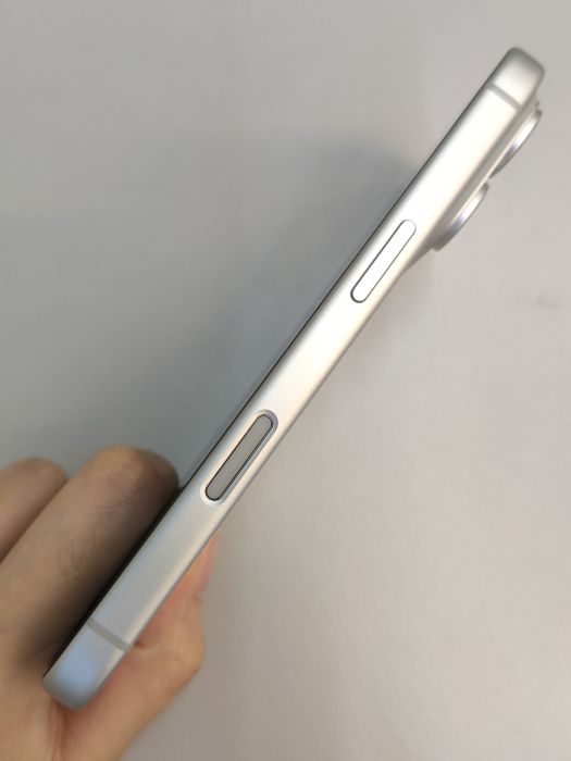Apple iPhone 17 Pro — photo 4 of 8