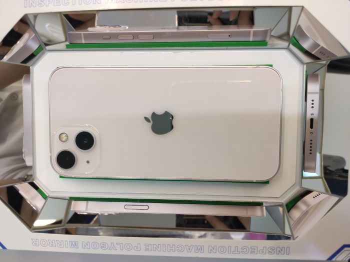 Apple iPhone 13 — photo 2 of 10