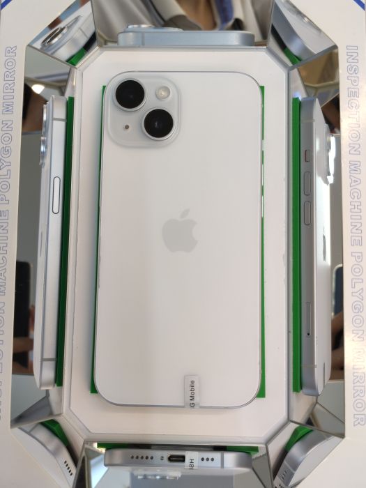 Apple iPhone 15 — photo 2 of 10