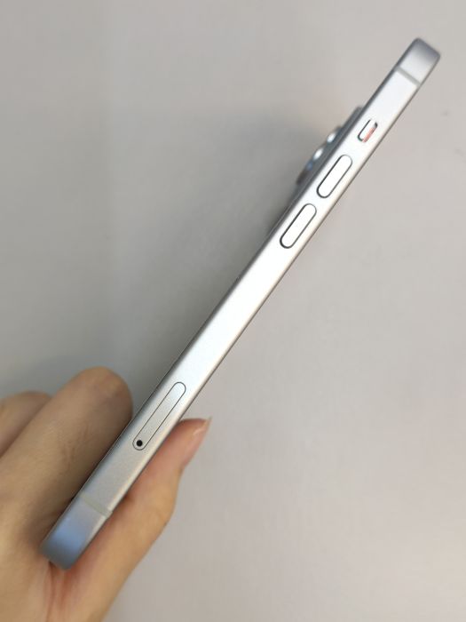 Apple iPhone 15 — photo 5 of 10