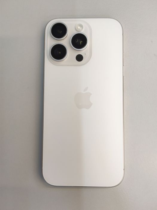 Apple iPhone 16 Pro — photo 2 of 10
