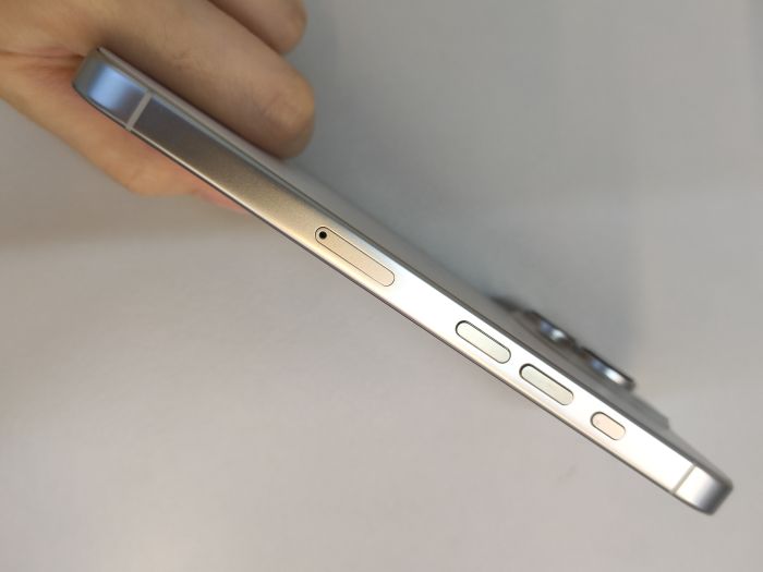 Apple iPhone 16 Pro — photo 3 of 10