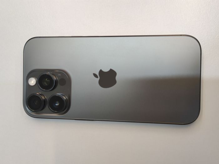 Apple iPhone 16 Pro — photo 4 of 11