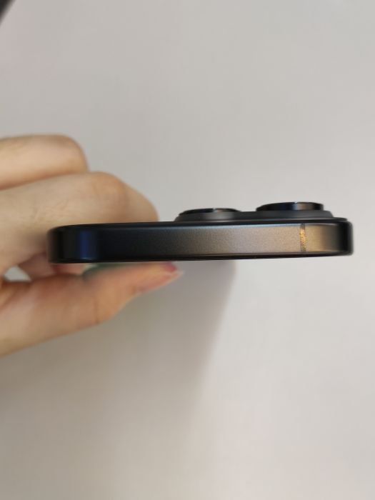 Apple iPhone 16 Pro — photo 8 of 11