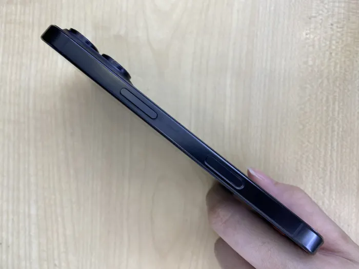 Apple iPhone 16 Pro — photo 6 of 10