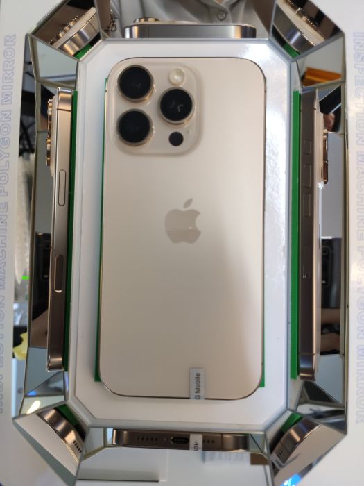Apple iPhone 16 Pro — photo 2 of 10