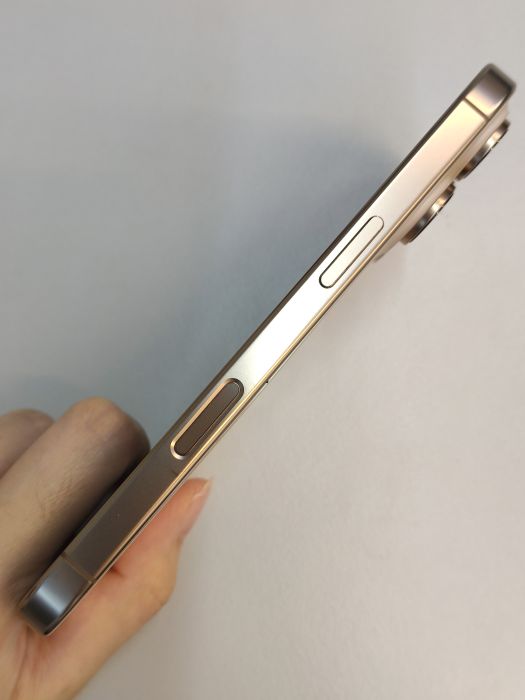 Apple iPhone 16 Pro — photo 6 of 10