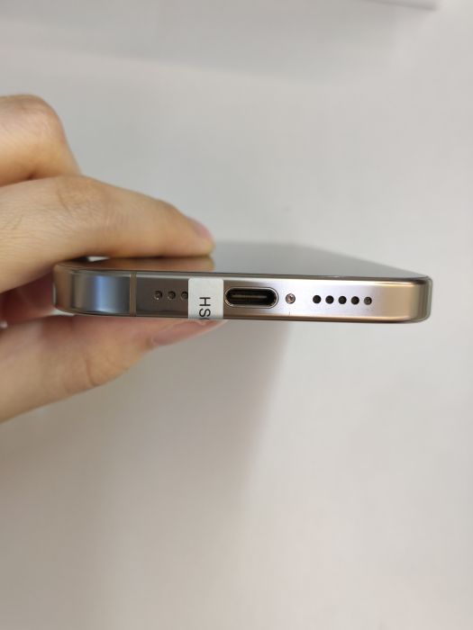 Apple iPhone 16 Pro — photo 7 of 10