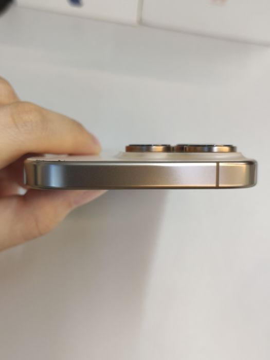 Apple iPhone 16 Pro — photo 8 of 10
