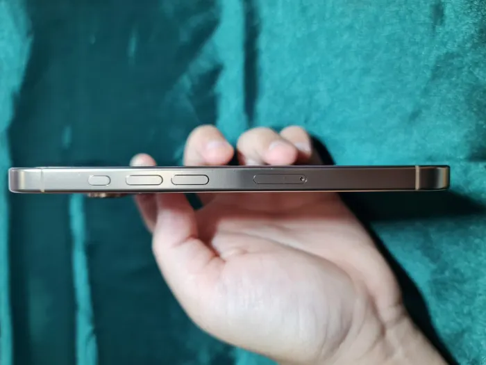 Apple iPhone 16 Pro — photo 3 of 7