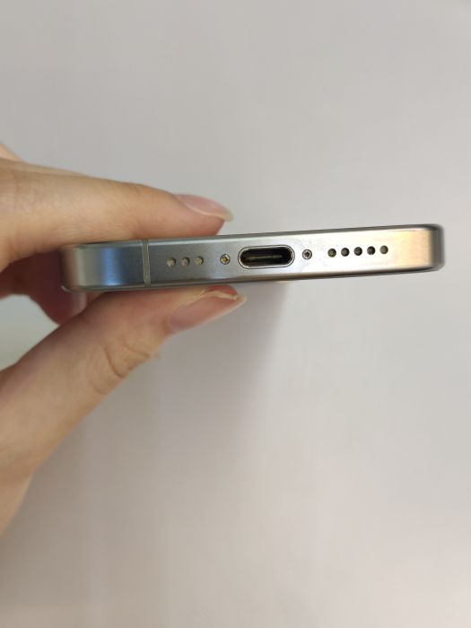 Apple iPhone 15 Pro — photo 7 of 10