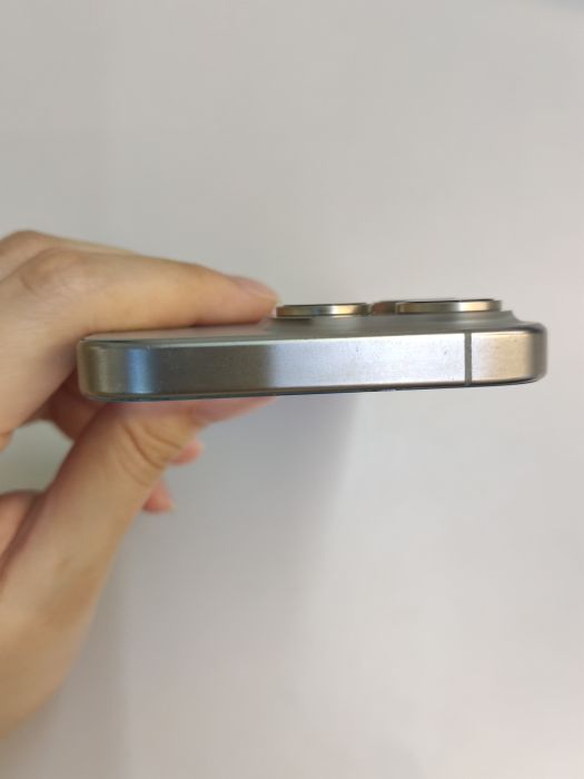 Apple iPhone 15 Pro — photo 8 of 10