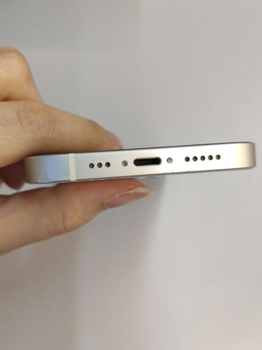 Apple iPhone 14 — photo 7 of 11